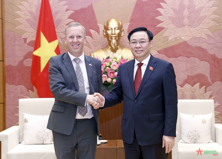 越南国会主席王廷惠会见了英国驻越大使加雷斯·沃德