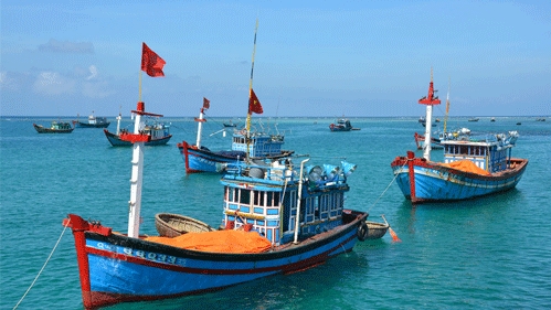 越南国家主席向渔民赠送5000面国旗激励渔民安心靠海谋生捍卫祖国海洋主权