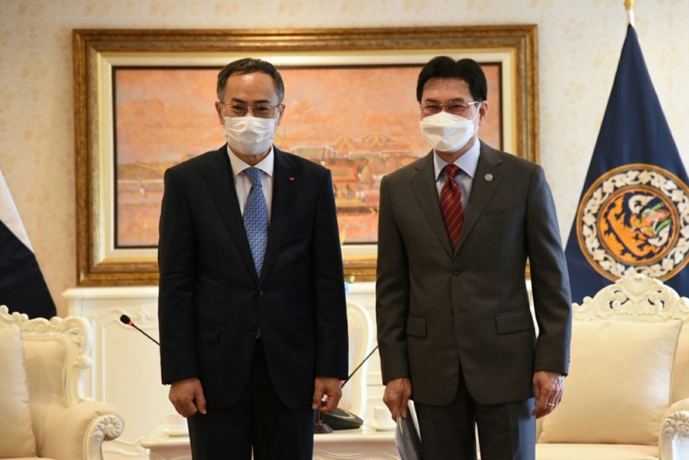 泰国副总理兼商务部长朱林（右边）会见越南新任驻泰国大使潘志诚