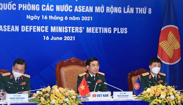 越南国防部部长潘文江上将率领越南代表团参加会议