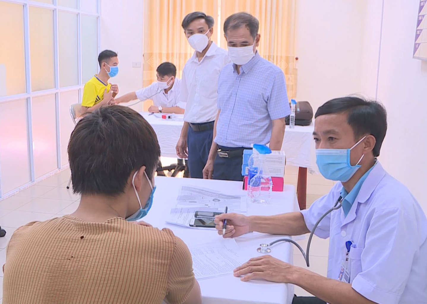 为旅居越南河静省和广平省的中国公民接种新冠疫苗