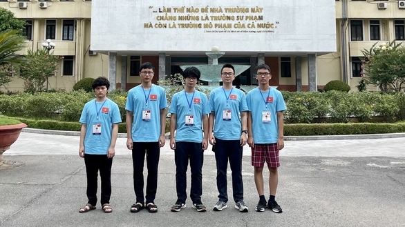 参加国际物理学奥林匹克竞赛的越南学生以3金2银大获全胜