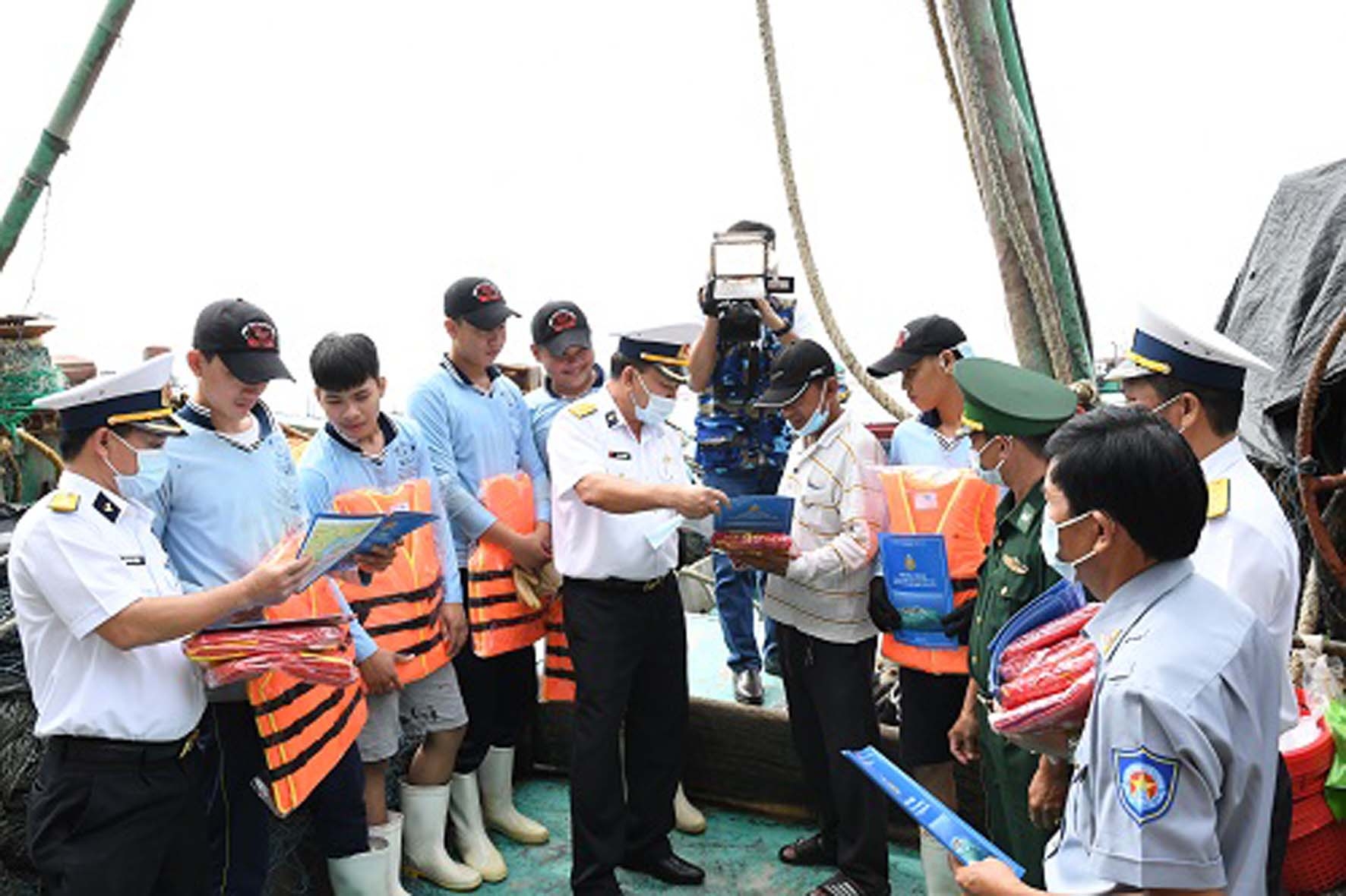 第2区海军向富安省的渔民分发政府总理第45号的宣传材料