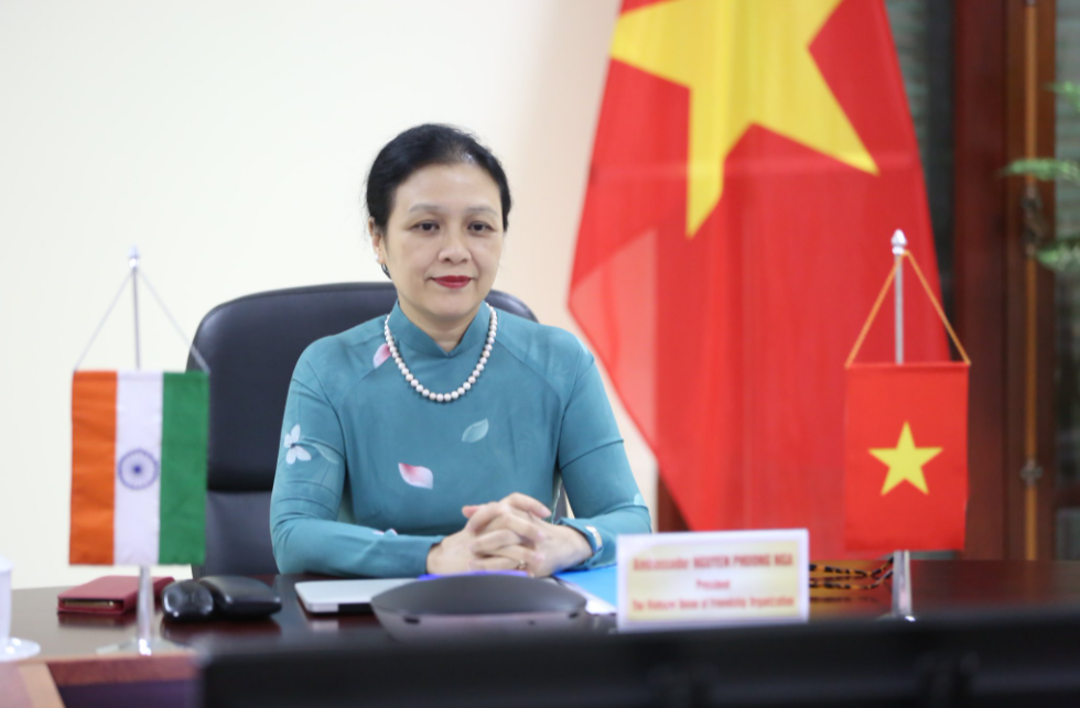 越南友好组织联合会阮芳娥大使在研讨会上发表讲话