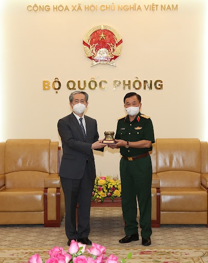 国防部副部长黄春战上将会见中国驻越南大使熊波