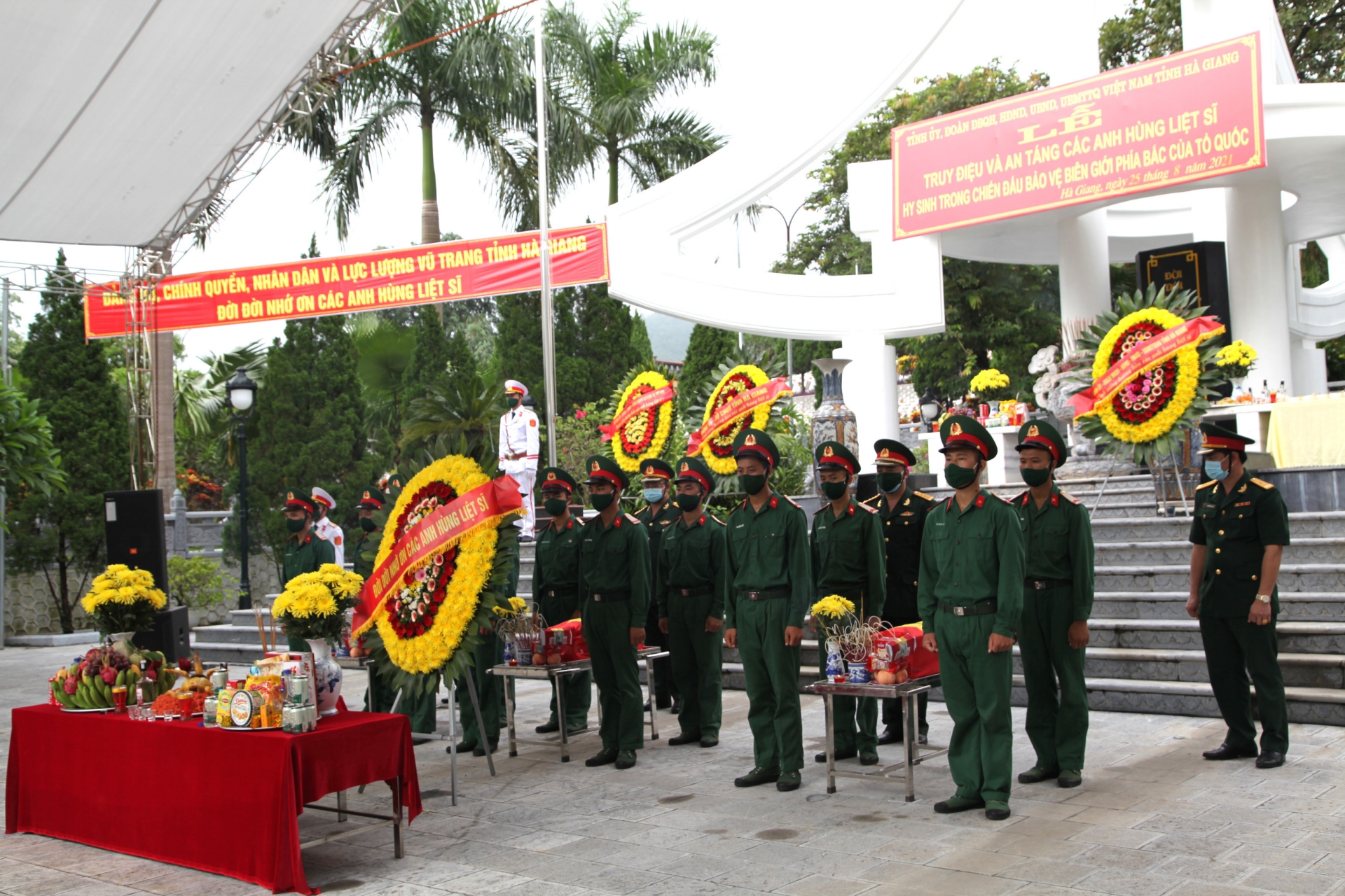烈士追悼和安葬仪式在河江省渭川国家烈士陵园举行