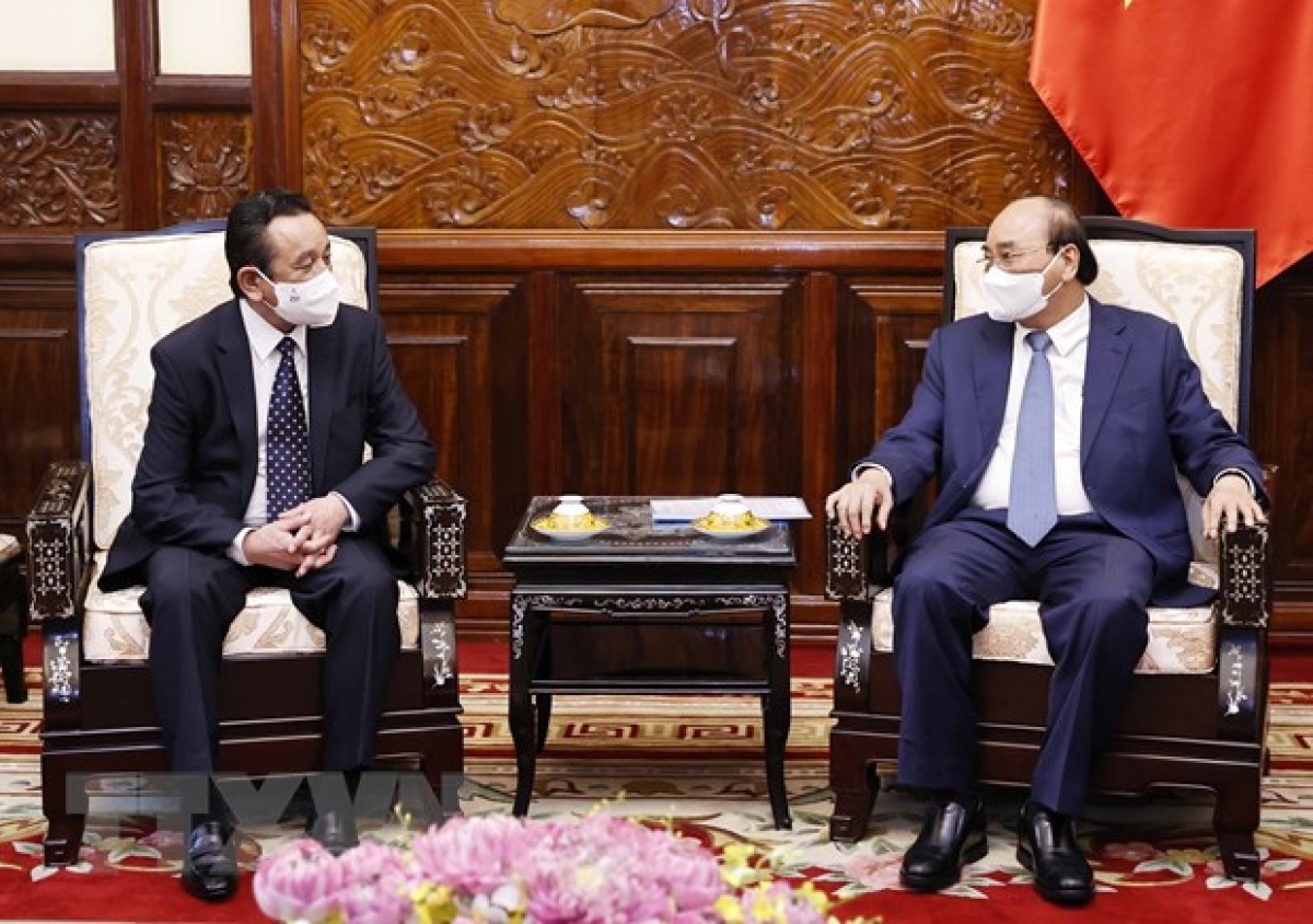  越南国家主席阮春福（右）与蒙古驻越南大使比雷格多里•达斯（左）