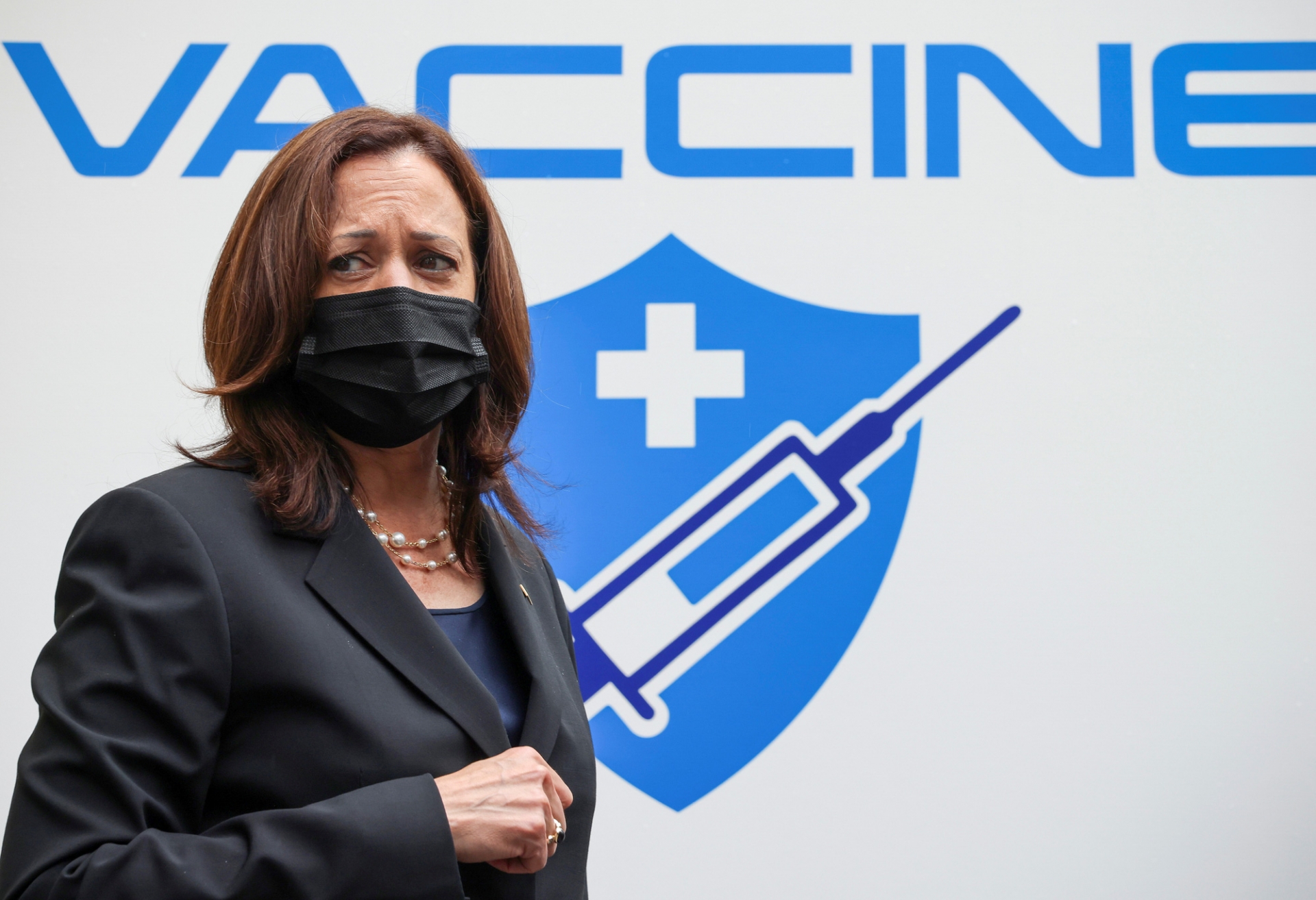 近日，美国副总统卡马拉·哈里斯（Kamala Harris）在河内国家卫生与流行病学研究所国家免疫疫苗仓库参观了美国援助的辉瑞（Pfizer ）疫苗库存