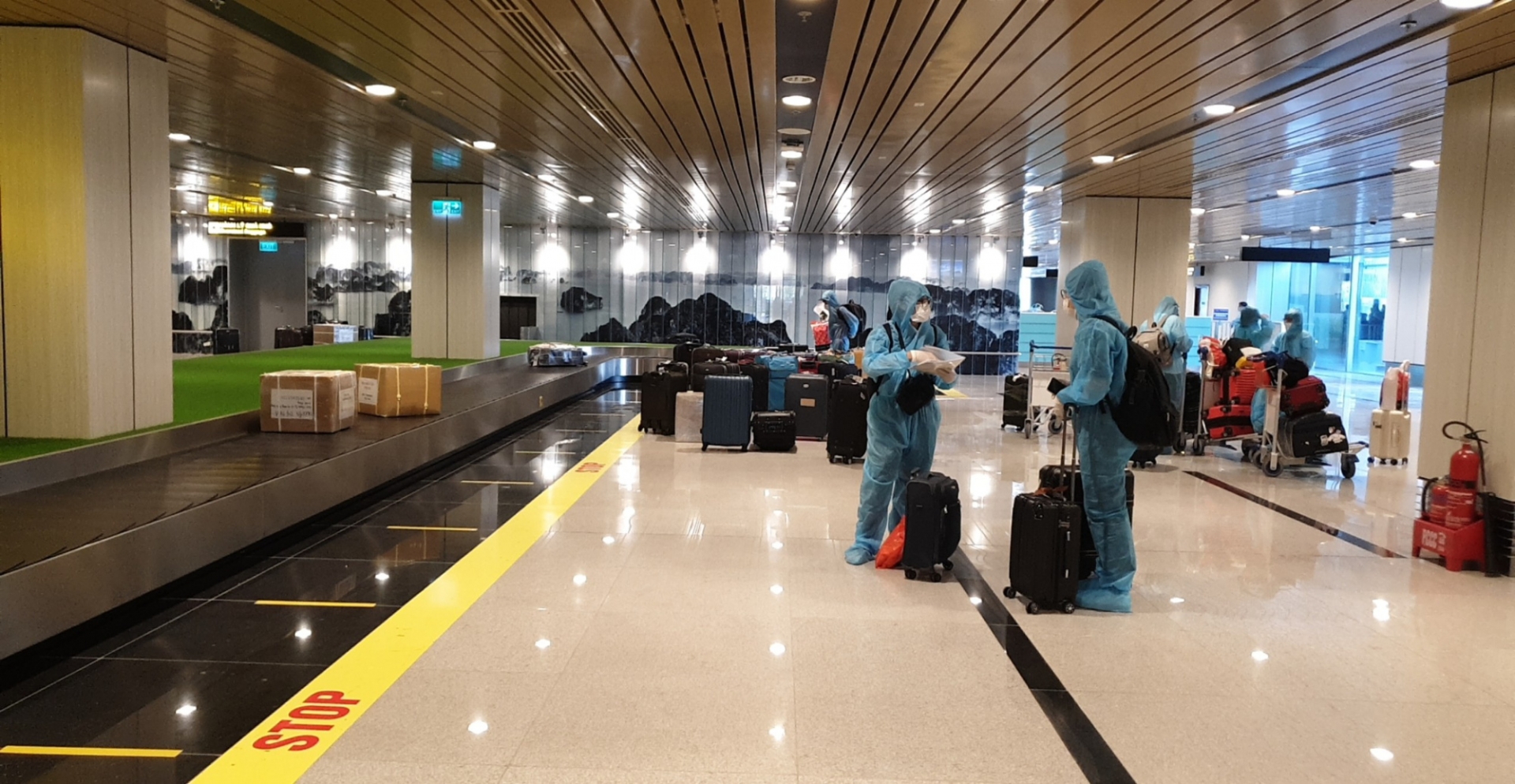 首趟试行“疫苗护照”航班已安全降落广宁省云屯国际机场