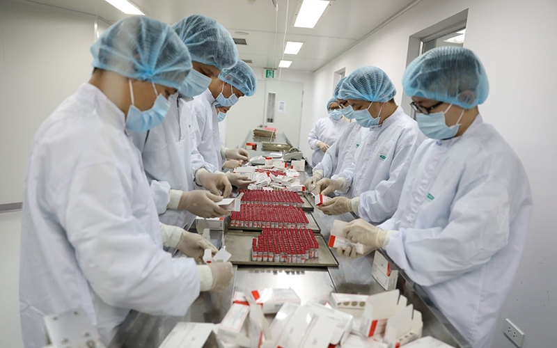 俄罗斯“卫星五号”冠状病毒疫苗在越南Vabiotech公司加工装瓶