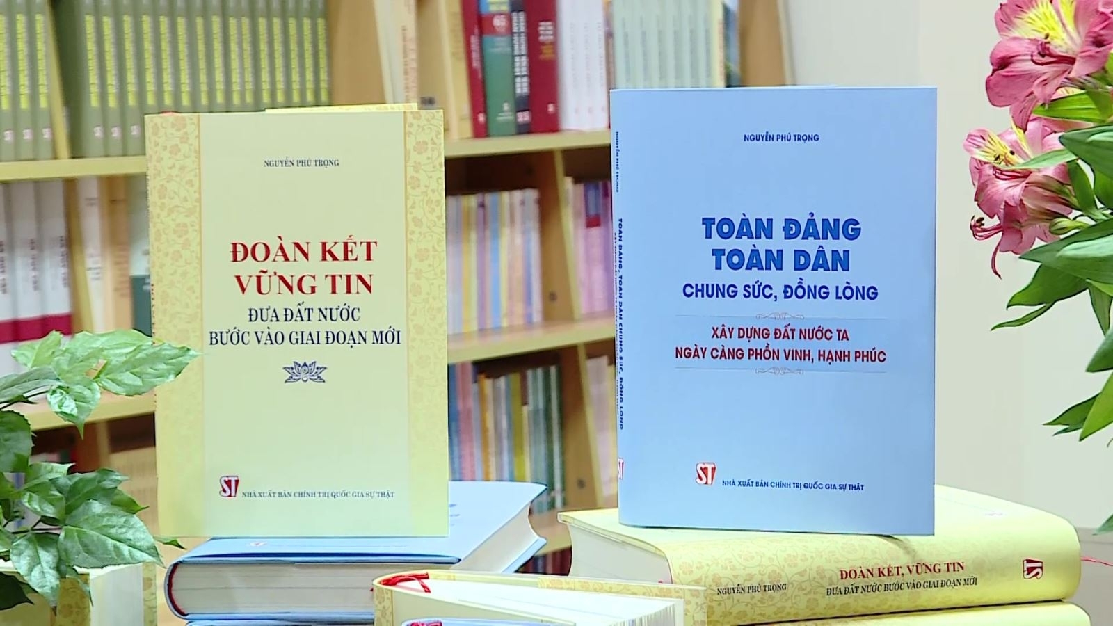 越共中央总书记阮富仲的两本著作出版正式问世