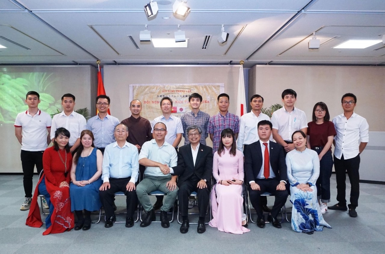 越南驻福冈总领事武平（左五）于2019年9月在日本福冈与越南协会临时执行委员会合影