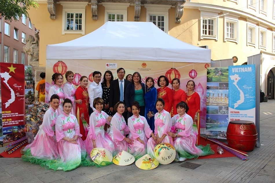 该活动是为响应奥格斯堡市多元文化节而举办的，同时，也是为旅居德国西南部各州的越南人社群与其他国际社群创造见面、交流和联系的机会