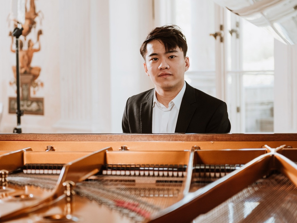 时隔40年，今年阮越忠（1996年出生在波兰的越侨）继邓泰山之后再次晋级这一世界最负盛名的钢琴比赛总决赛