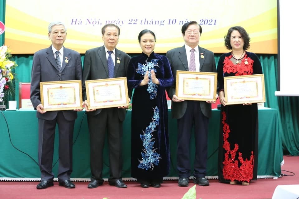 越南友好组织联合会主席阮芳娥大使向越南-朝鲜友好协会具有优秀成绩的个人授予“致力于各民族和平友谊”纪念章（图：越南友好组织联合会）