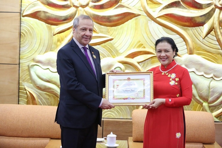 越南友好组织联合会主席阮芳娥大使向阿尔及利亚驻越南大使穆罕默德授予“致力于各民族和平与友谊”纪念章