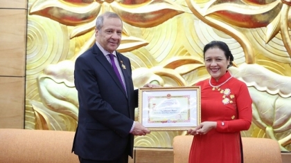 越南友好组织联合会授予阿尔及利亚驻越大使“致力于各民族和平与友谊”纪念章