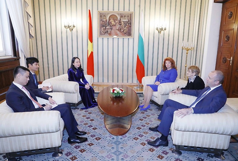 越南国家副主席武氏映春会见保加利亚总统拉德夫与副总统伊莲娜·约托娃