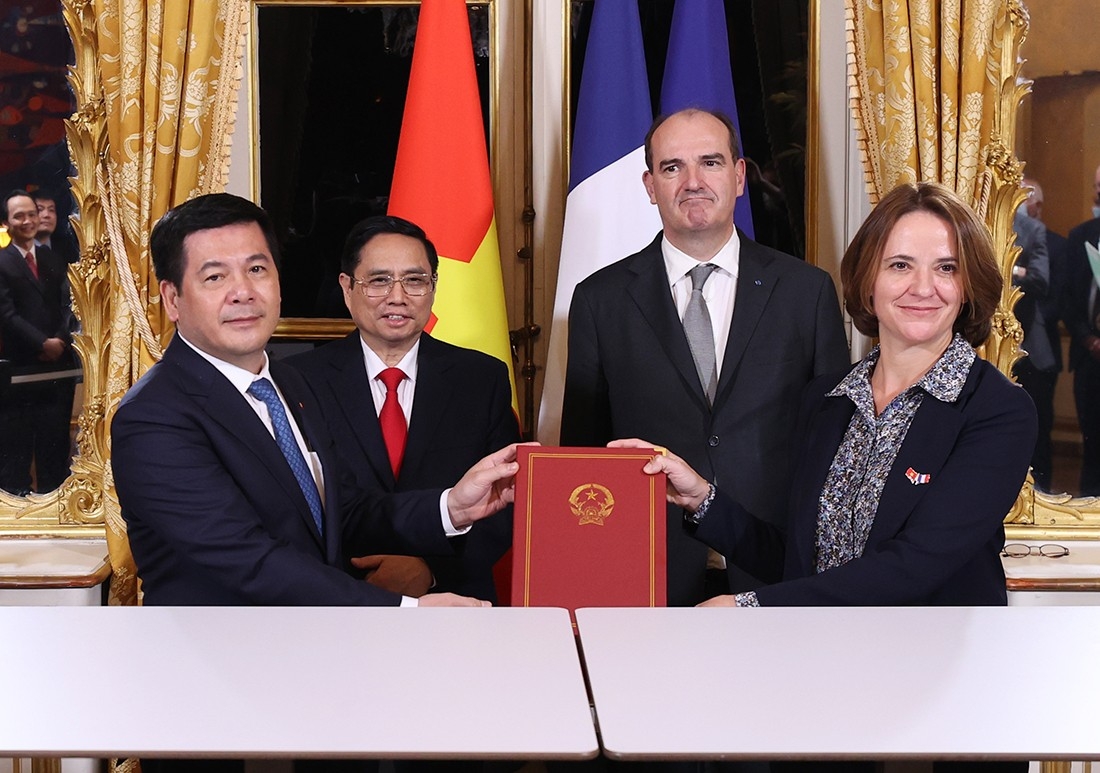 越南政府总理范明政在马蒂尼翁宫与法国总理让·卡斯特克斯举行会谈