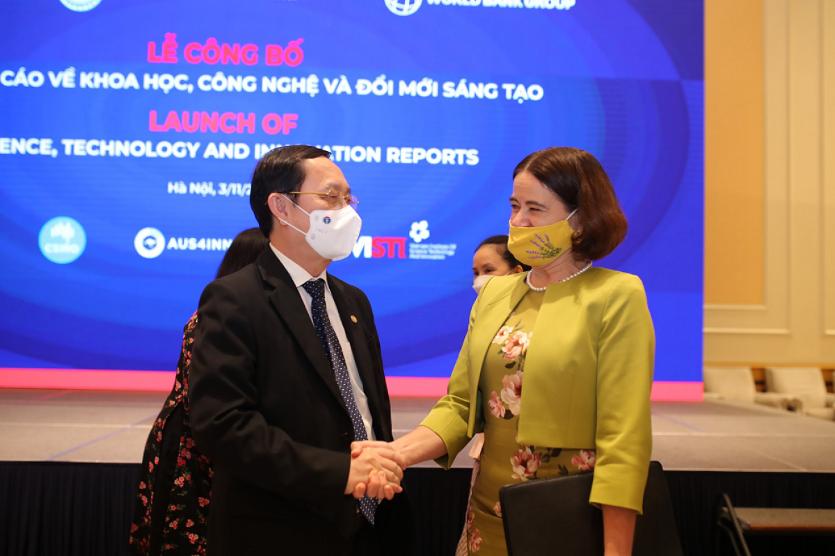 澳大利亚驻越南大使罗宾·穆迪（Robyn Mudie）与越南科学与技术部部长黄成达在报告发布仪式上