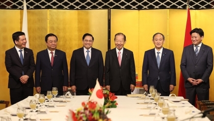 越南政府总理范明政会见日本前首相菅义伟和日越友好议员联盟主席二阶俊博