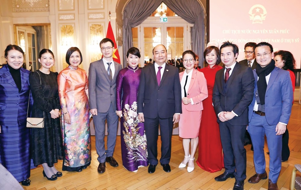 越南国家主席阮春福会见旅居瑞士的越南社群代表