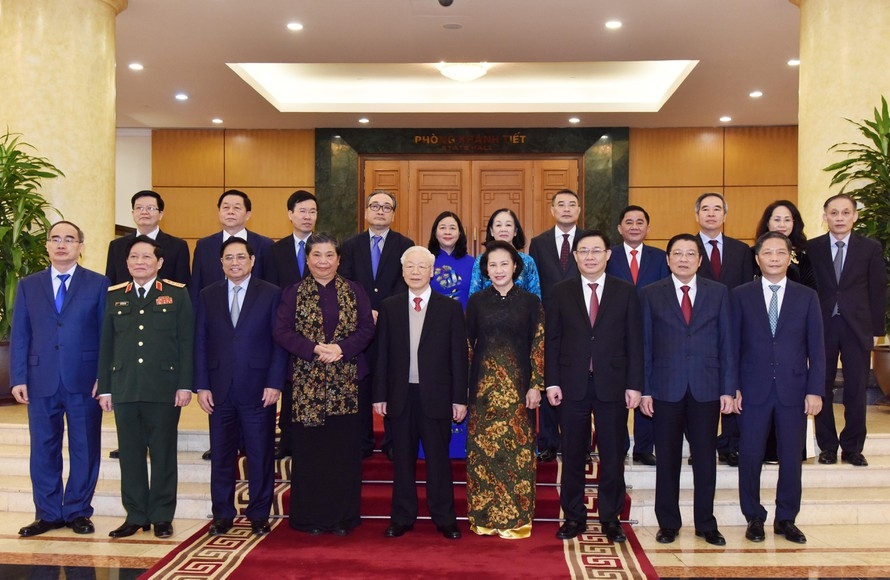 越共中央总书记阮富仲同各位国家领导人与原国家领导人合影。