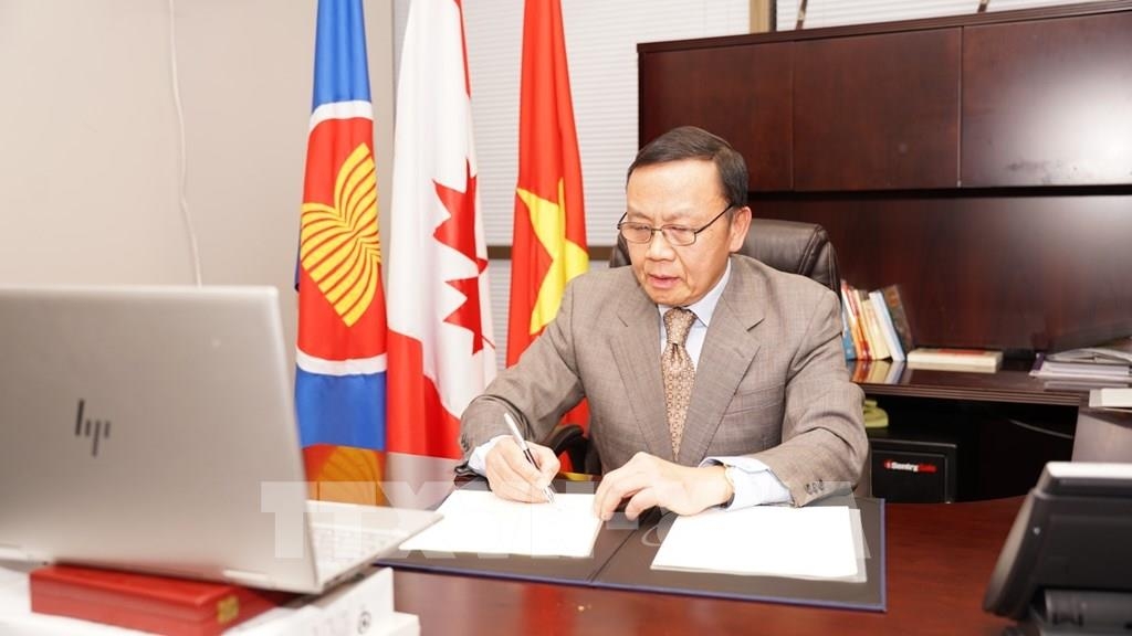 越南驻温哥华总领事阮光忠签署谅解备忘录（图：越通社）