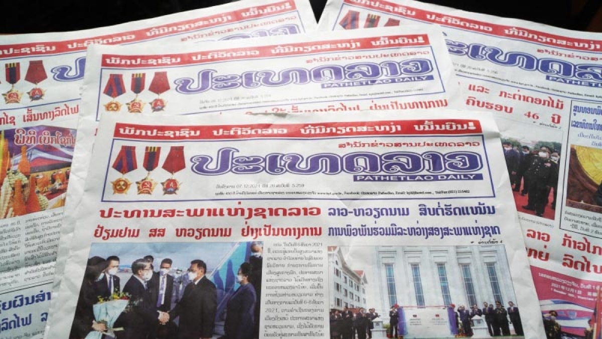 老挝通讯社《巴特寮日报》在头版上和显要位置刊登了有关老挝国会主席赛宋蓬·丰威汉访越之旅的题为“老越继续密切两国国会之间的合作关系”的文章