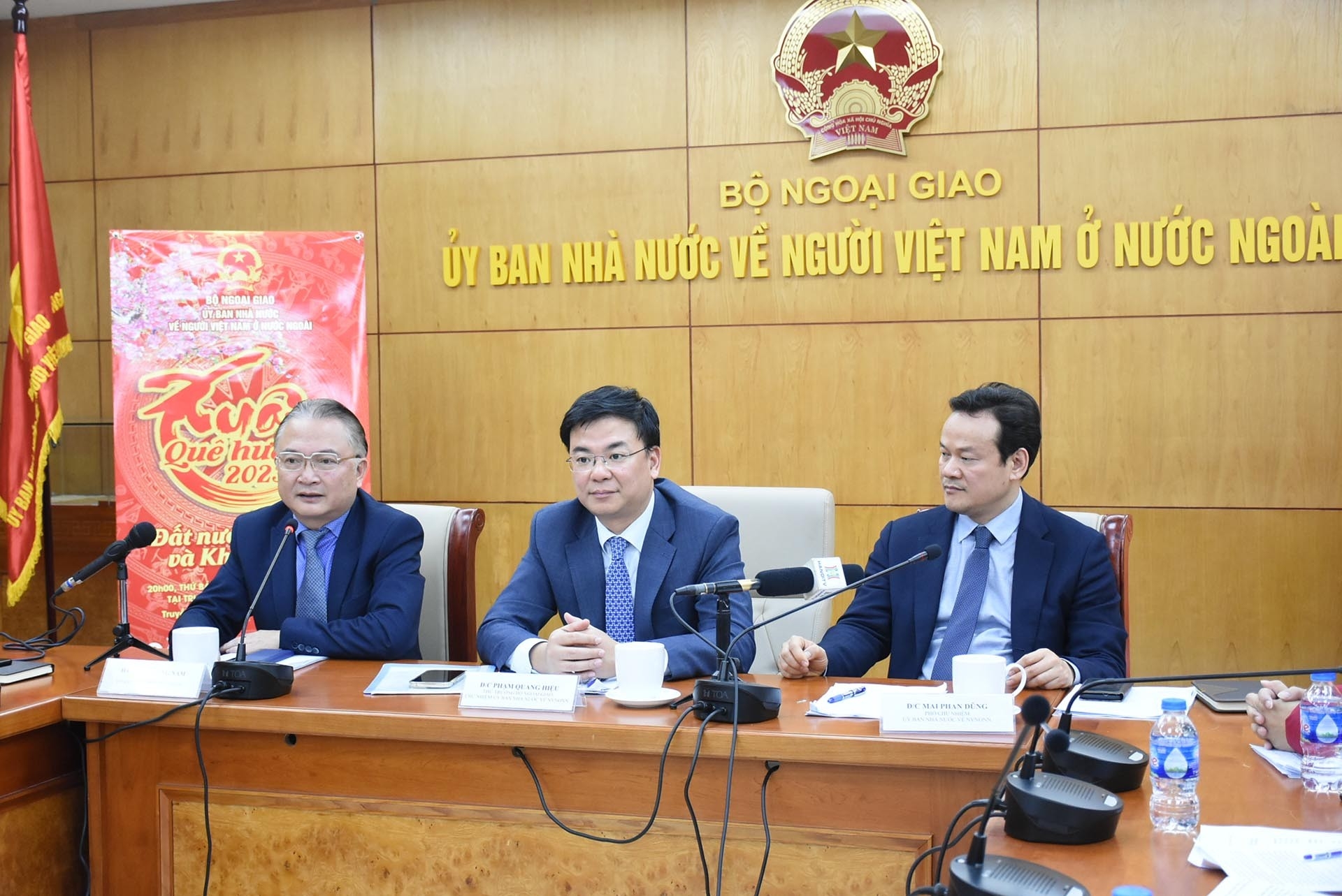12月28日，越南外交部副部长范光校主持召开新闻发布会，通报海外越南人社群的情况、2022年海外越南人工作成果和2023年工作方向。（图：河黎）