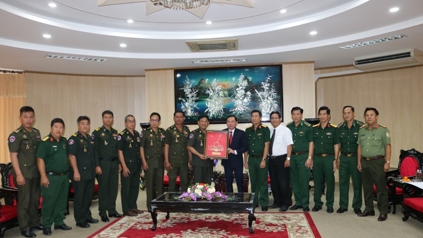柬埔寨王家军警卫司令赴越南薄辽省和西宁省开展春节拜年活动