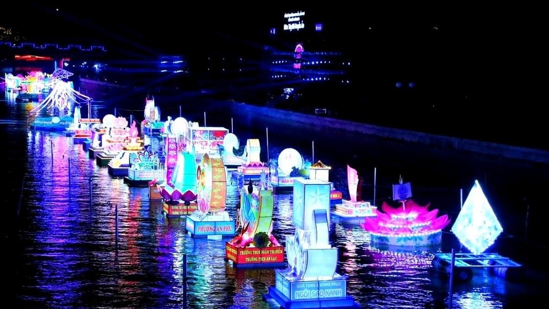 2023年第五届芹苴市宁桥花灯之夜旅游节正式开幕