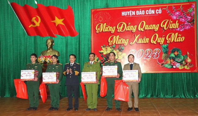 工作团向广治省昆果岛县官兵赠送礼物。