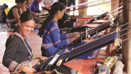 保护土锦布手工编织业——嘉莱省巴拿族同胞的女性之美