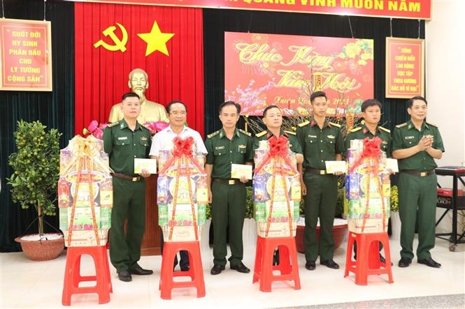 隆安省代表向干部、战士们赠送年礼。