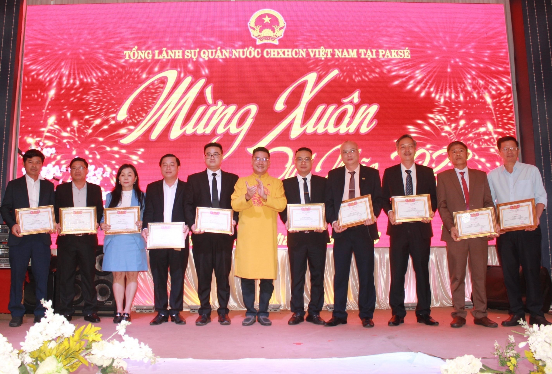 越南驻巴色总领事馆向2022年为越老伟大友谊、特殊团结与全面合作关系做出贡献的9个集体和11个人颁发奖状。