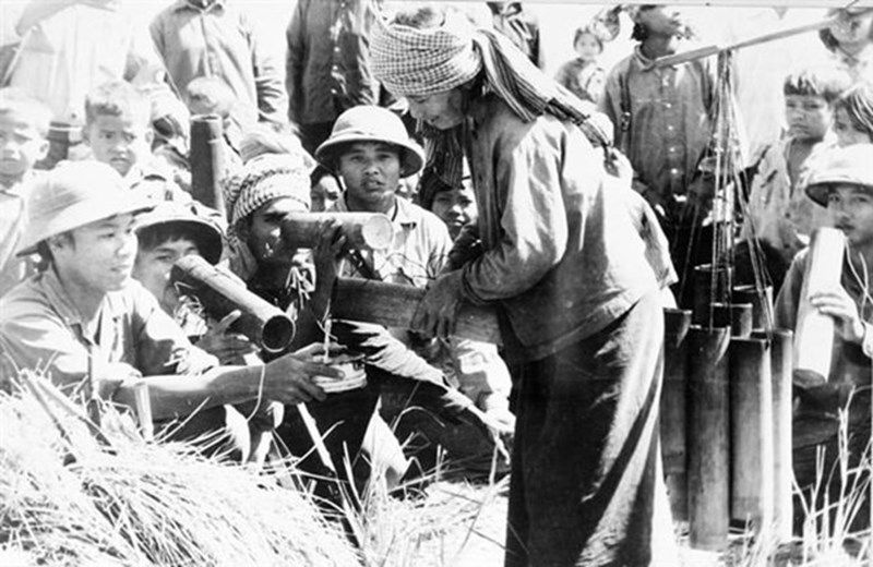 柬埔寨人民为帮助柬埔寨人民收割水稻的越南志愿军倒水。