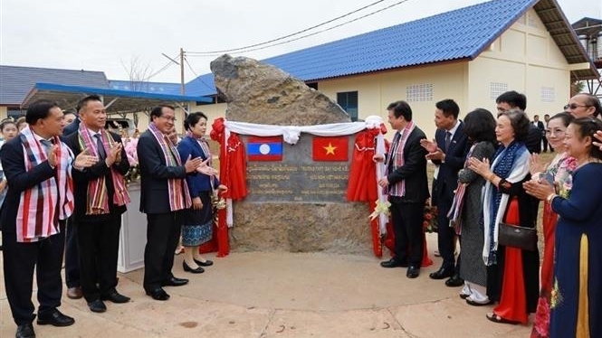 向老挝移交老越友谊示范高中-技工学校