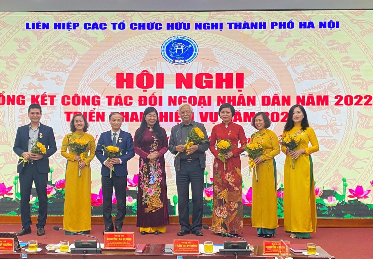 河内市越南祖国阵线委员会主席、河内市友好组织联合会主席阮兰香向个人授予“致力于各民族之间的和平与友谊”纪念章。