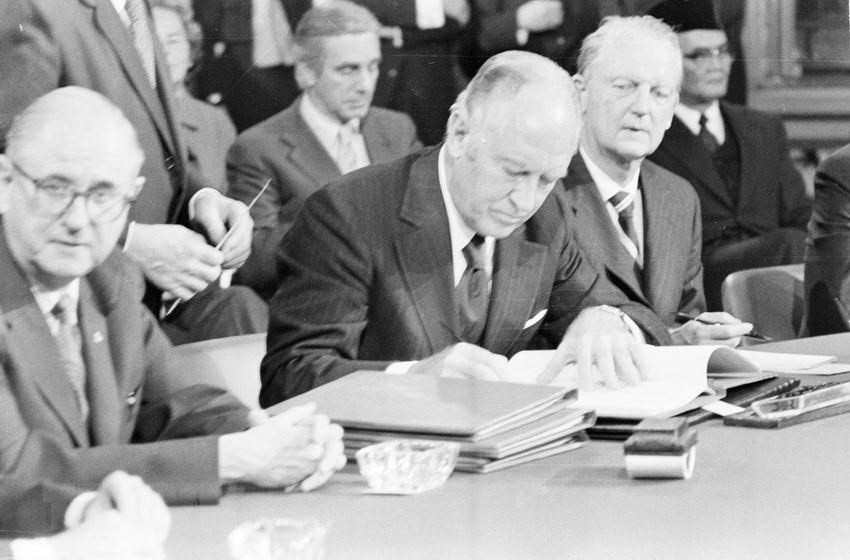 1973 年 1 月 27 日，美国国务卿威廉·皮尔斯·罗杰斯在法国巴黎国际会议中心签署了《巴黎协定》（图：文量/越通社）。