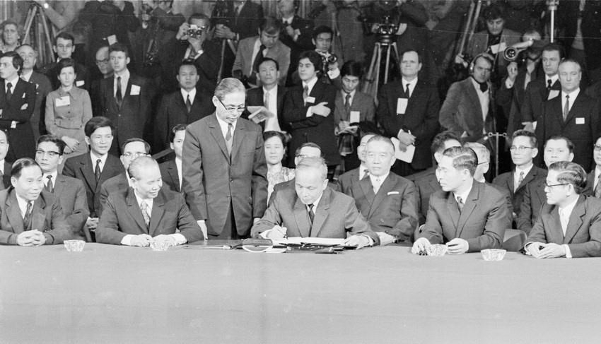 1973 年 1 月 27 日，越南民主共和国政府外交部长阮维贞在法国巴黎国际会议中心签署了关于越南的《巴黎协定》。（图：文量/越通社）