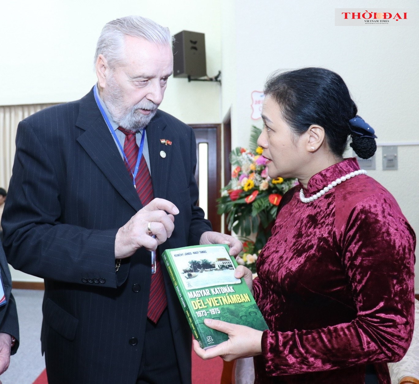 匈牙利-越南友好协会主席博茨·拉斯洛与VUFO主席阮芳娥就出版一本向匈牙利人民介绍越南文化、历史和人民的书籍的计划进行讨论。（图：秋河）