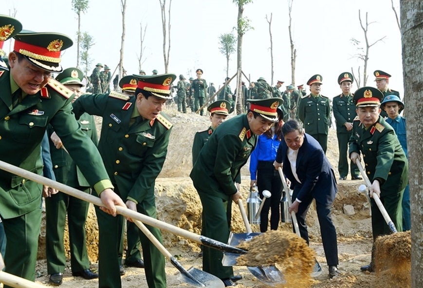 潘文江大将同其他代表参加种树活动。