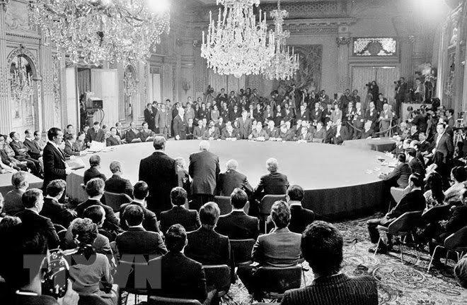 1969年1月18日，在法国巴黎国际会议中心举行了关于越南问题四方会议第一次会议，包括四个代表团：越南民主共和国、越南南方民族解放阵线、美国与西贡政府。（图：文量/越通社）
