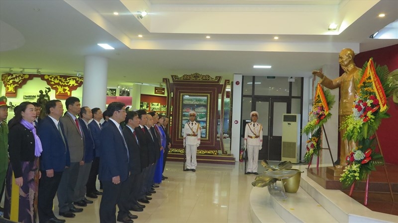 承天顺化省文化体育厅在该省胡志明博物馆举行了向胡志明主席献花仪式。