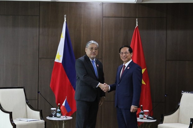裴青山会见菲律宾外交部部长恩里克·马纳罗。