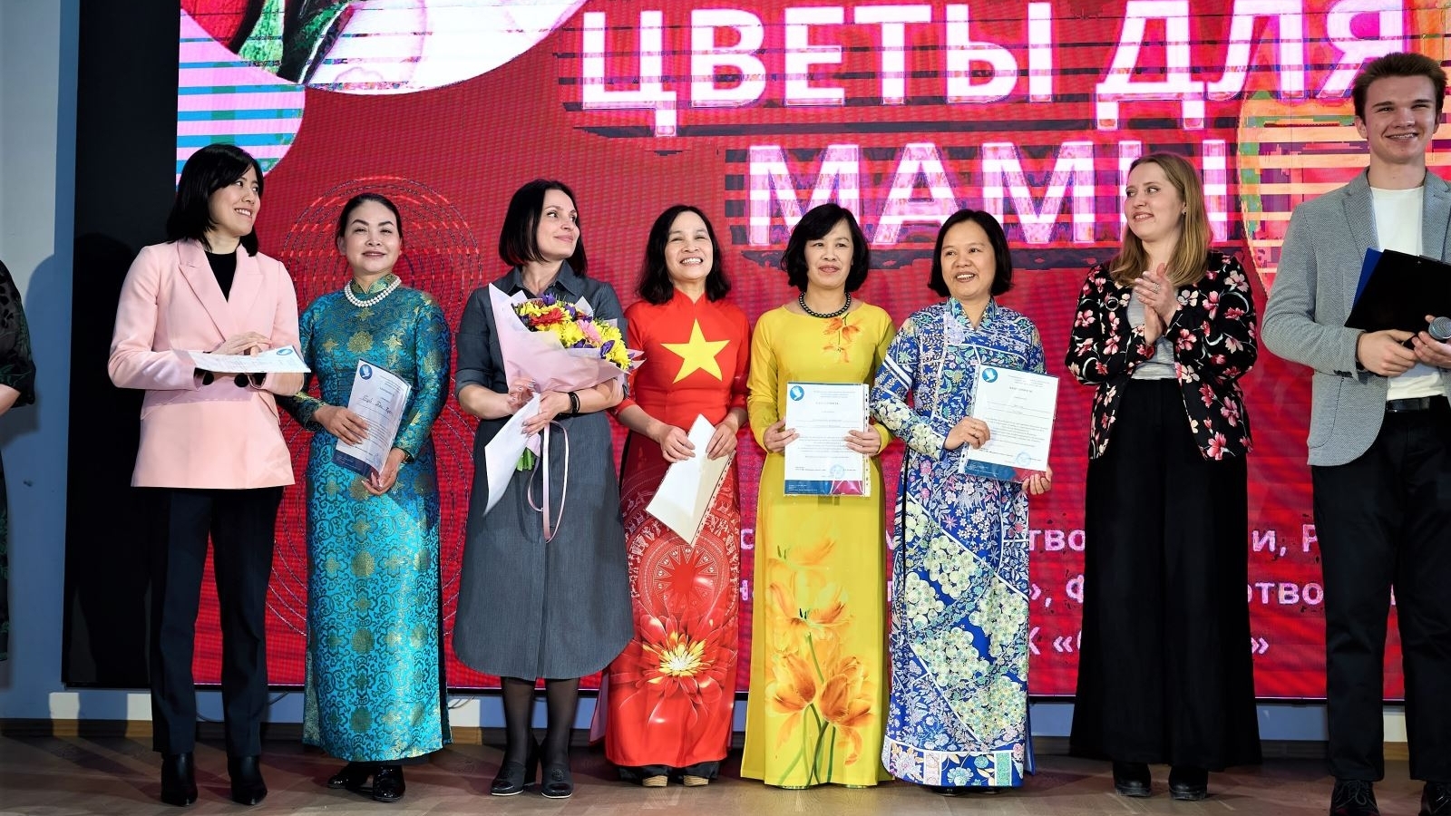 纪念三八妇女节日的送给母亲的花文艺交流会在莫斯科举行