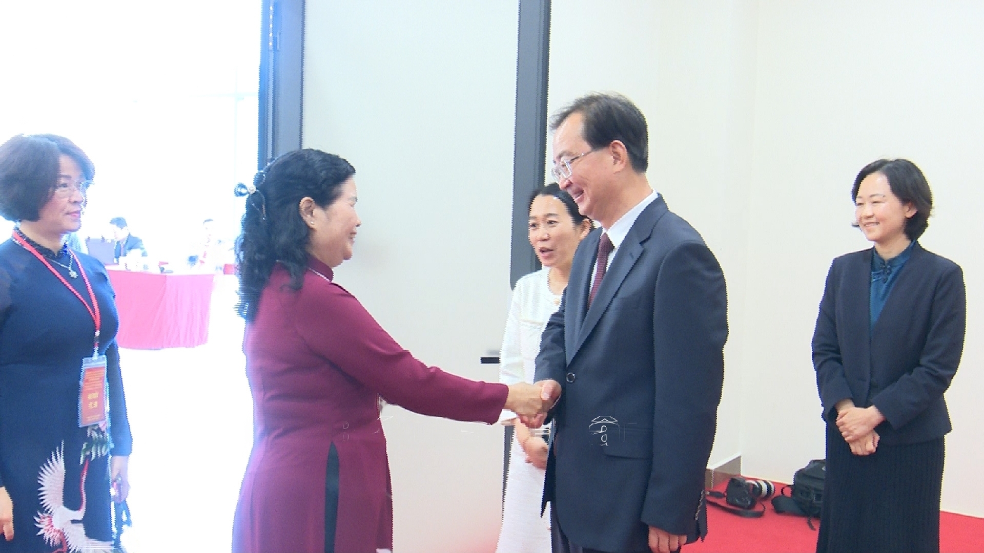 莱州省省委书记杨袍米会见中国云南省省委书记王宁。