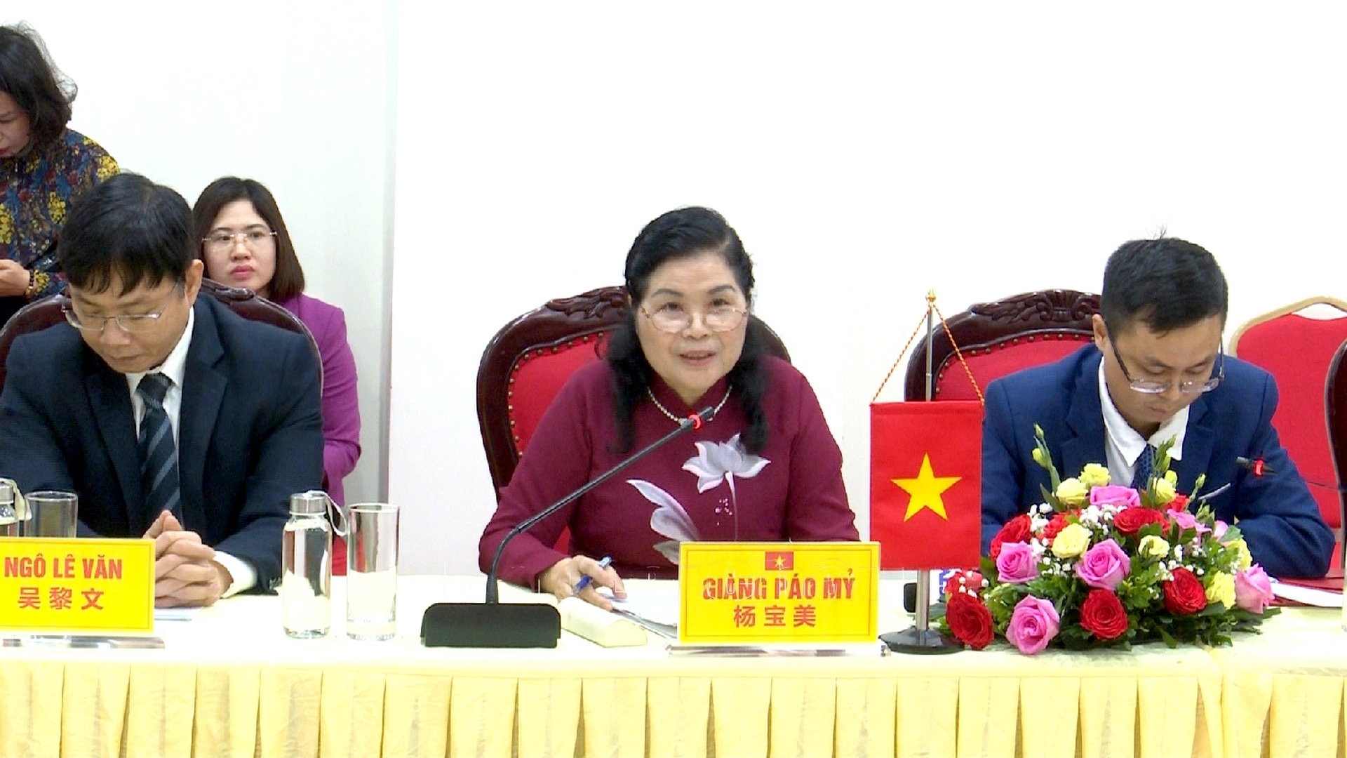 莱州省省委书记杨袍米在会上发表讲话。