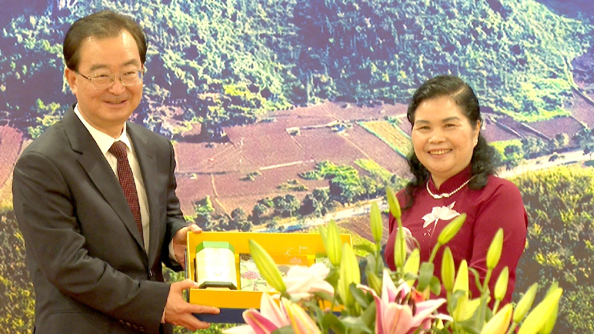 莱州省省委书记杨袍米向中国云南省省委书记王宁赠送礼物。